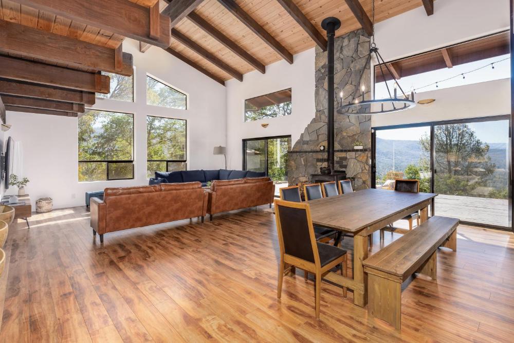 Yosemite Sunrise House with hot tub/views/game room